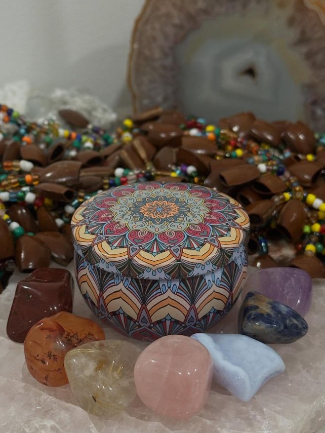 Sada kamenů pro jednotlivé čakry: 1. čakra: jaspis 2. čakra: karneol 3. čakra: sagenit 4. čakra: růženín 5. čakra:...