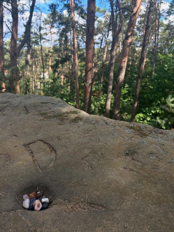 Do divukrásné přírody rozsety další kamínky🩷🤍🩵 #celestyn #celestin #kamen #priroda #skaly #naturaleza #radost #celestyn.cz